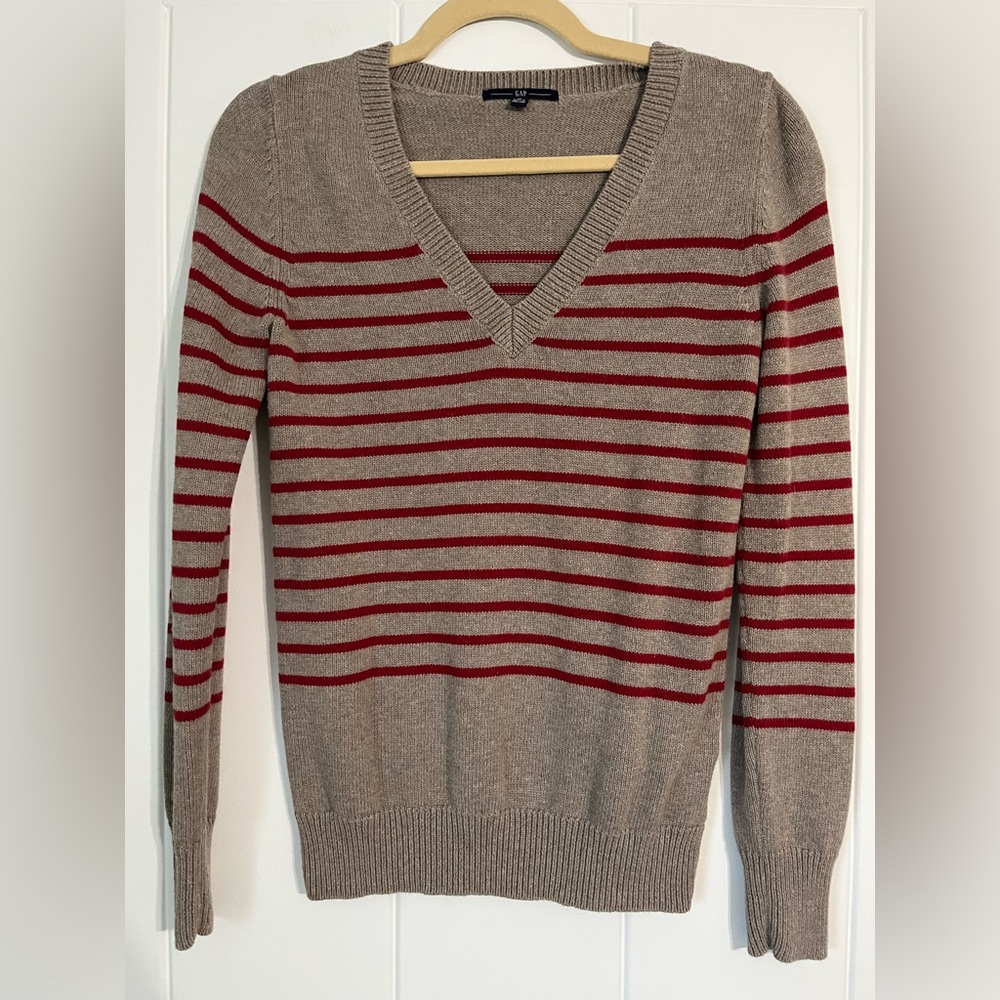 GAP V-Neck Sweater in Taupe and Red Stripes